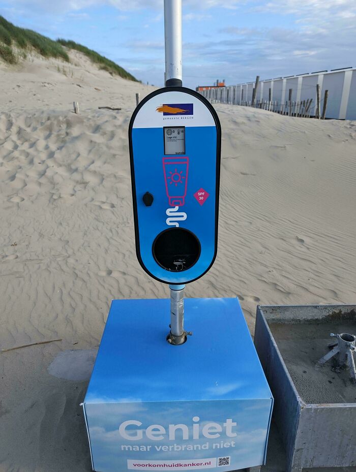 Dispensador de protector solar en una playa, un detalle ingenioso para la vida cotidiana en países del mundo.