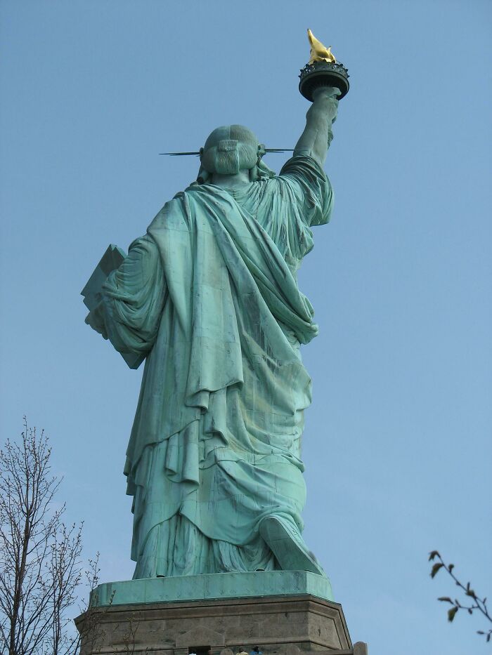 Vista trasera de la Estatua de la Libertad, mostrando una perspectiva distinta del famoso monumento.