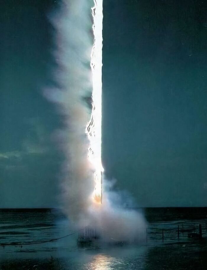 Rayo impacta el agua en un espectáculo extrañamente aterrador bajo un cielo oscuro.