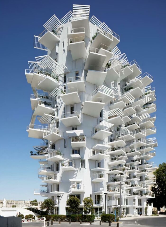 Edificio moderno con balcones inusuales y diseño arquitectónico que desafía la lógica visual.