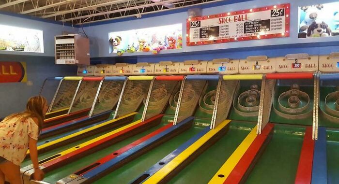 Máquina de juego skee ball clásica en un salón recreativo, recordando cosas del pasado que hacen sentir nostalgia y juventud.