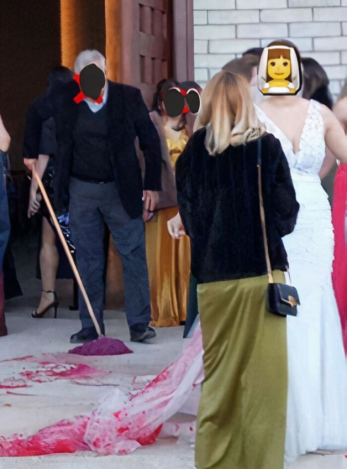 Hombre barriendo al aire libre, rodeado de invitados con ropa formal, durante una boda vergonzosa.