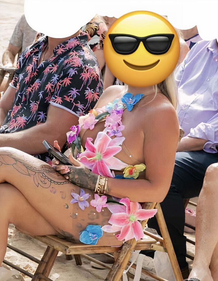 "Persona en boda vergonzosa con vestido de flores, usando teléfono en una silla de playa."