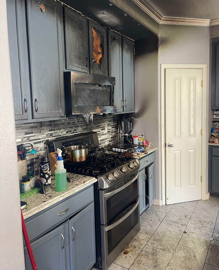 Cocina con daños visibles por incendio; accidente caro evidenciado en muebles y paredes ennegrecidos.