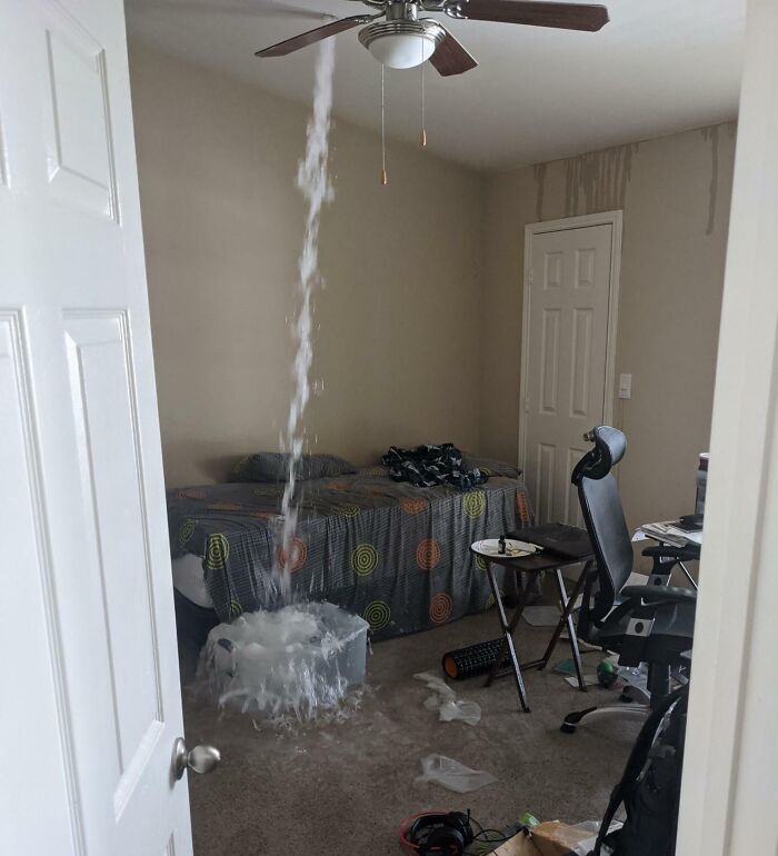 Inundación desde el techo en una habitación, muestra fallos costosos con daños por agua.