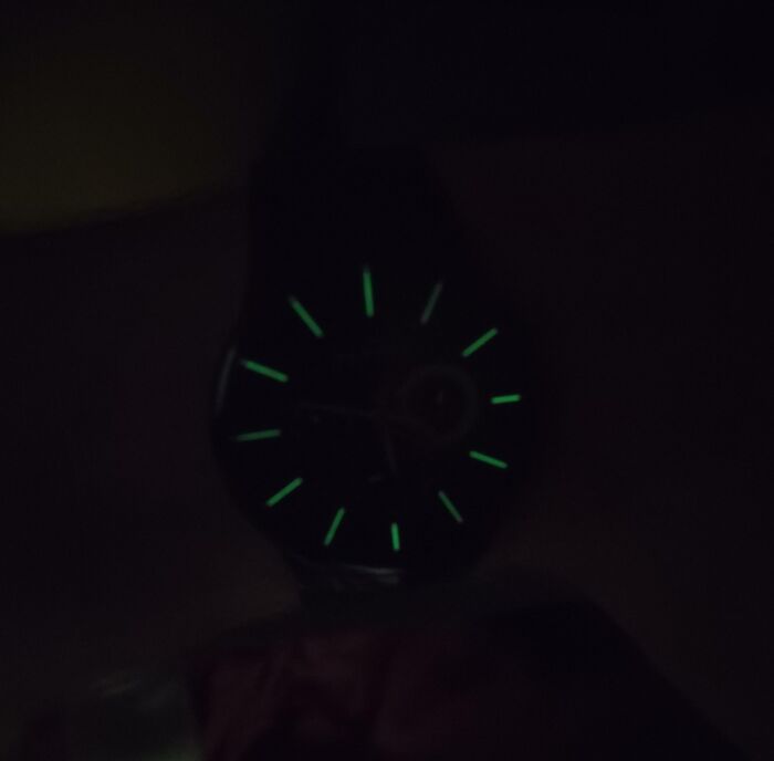 Reloj oscuro con diseño de manecillas luminosas, una ejemplo de diseño que no funciona bien en la realidad.