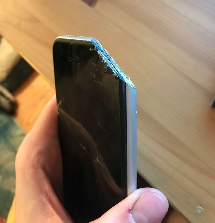 Smartphone con esquina rota, evidencia de un fallo costoso y doloroso.