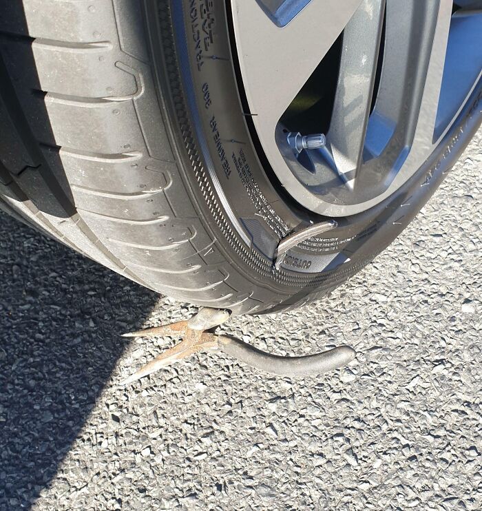 Neumático pinchado por el asfalto, accidente caro.