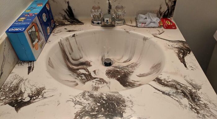Lavabo con diseño marmoleado, mostrando cómo un diseño no funcionó en la realidad.