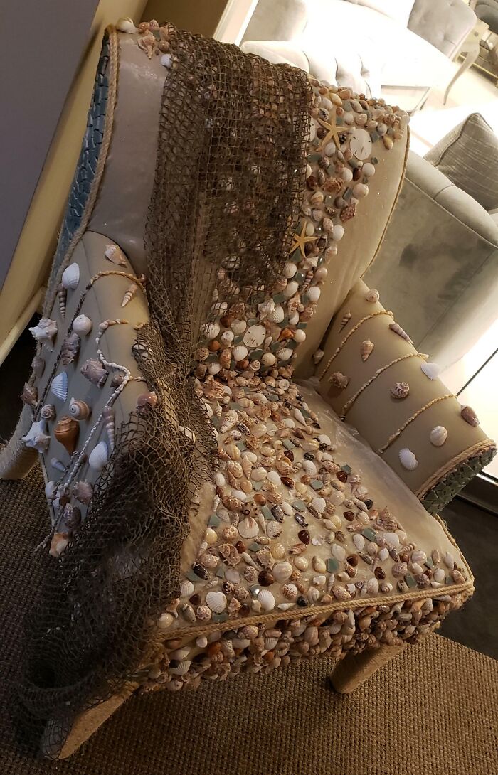 Silla decorada con conchas y red, un diseño único que destaca en su entorno.