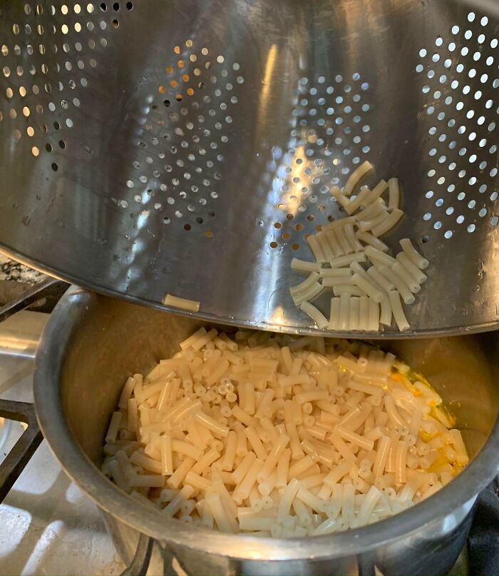 Colador con diseño errado, pasta se queda atrapada al escurrir.