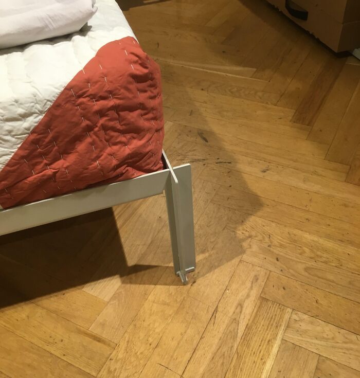 Diseño de cama con soporte roto en la esquina, evidenciando problemas de ejecución en la realidad.