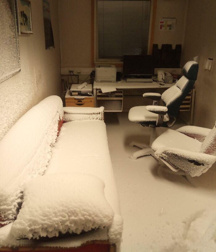 Oficina llena de nieve después de un accidente caro y doloroso.