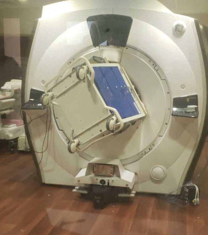 Equipo médico dañado en laboratorio, ejemplo de fallos caros en instalaciones de salud.
