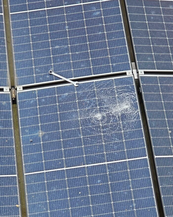Panel solar dañado por una llave inglesa, mostrando un costoso accidente en la instalación.