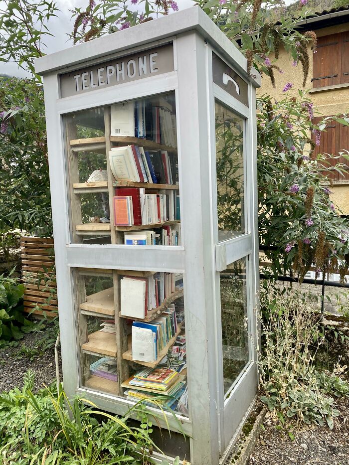 Cabina telefónica convertida en biblioteca pública al aire libre, un detalle ingenioso en la vida diaria de varios países.