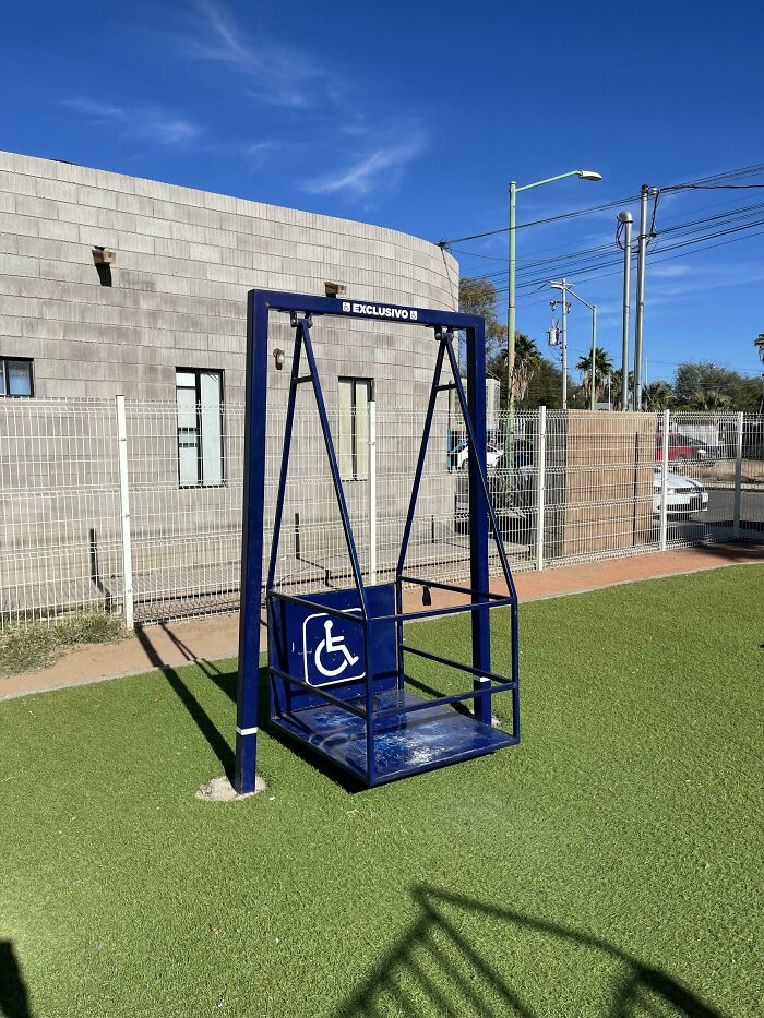 Columpio accesible para sillas de ruedas en parque, ejemplo de detalles ingeniosos en la vida cotidiana mundial.