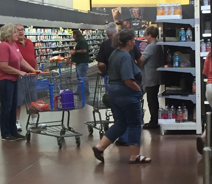 Empleados en supermercado atendiendo a clientes difíciles y frustrantes mientras realizan compras y usan carritos.