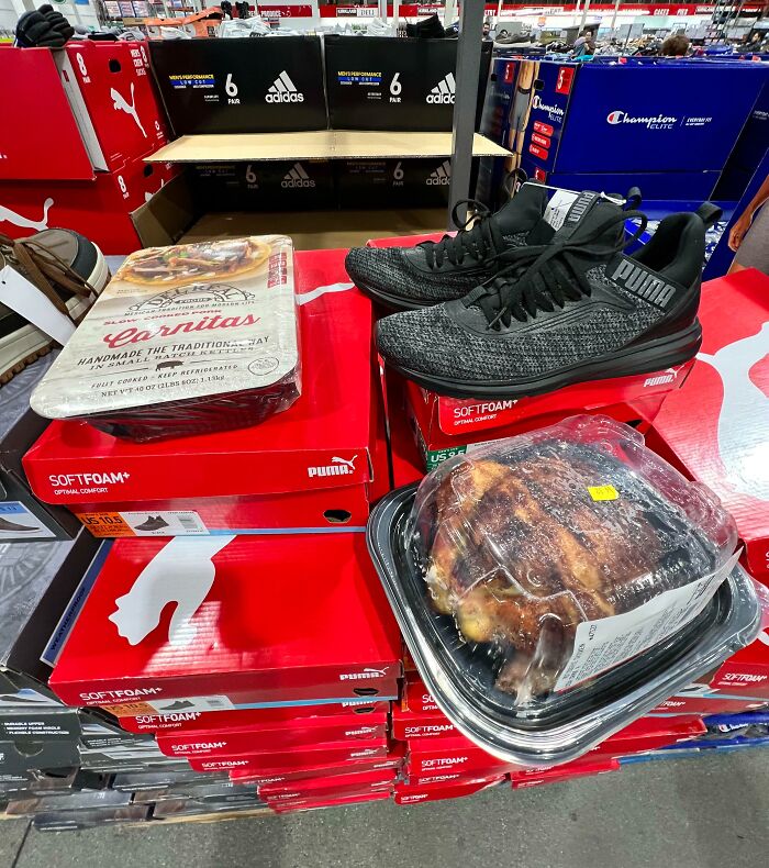 Zapatillas Puma y alimentos en exhibición en tienda, ejemplo de clientes ignorantes y frustrantes que confunden productos.