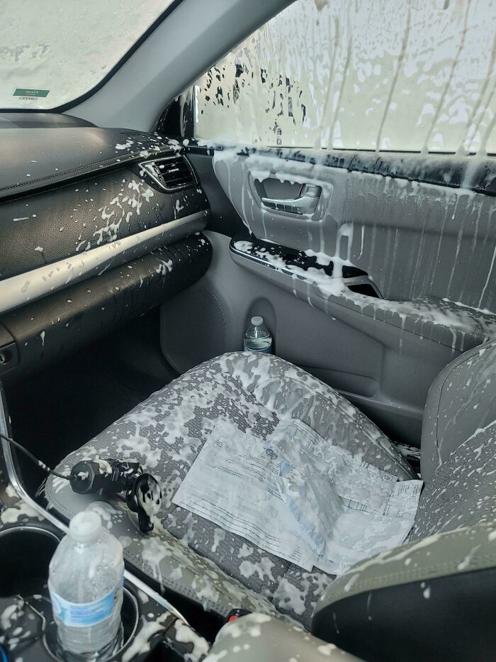 Interior de un auto con espuma blanca derramada, un error compartido en internet.