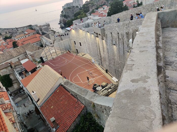 Cancha de baloncesto en una ciudad histórica vista desde lo alto, destacando lugares conocidos.