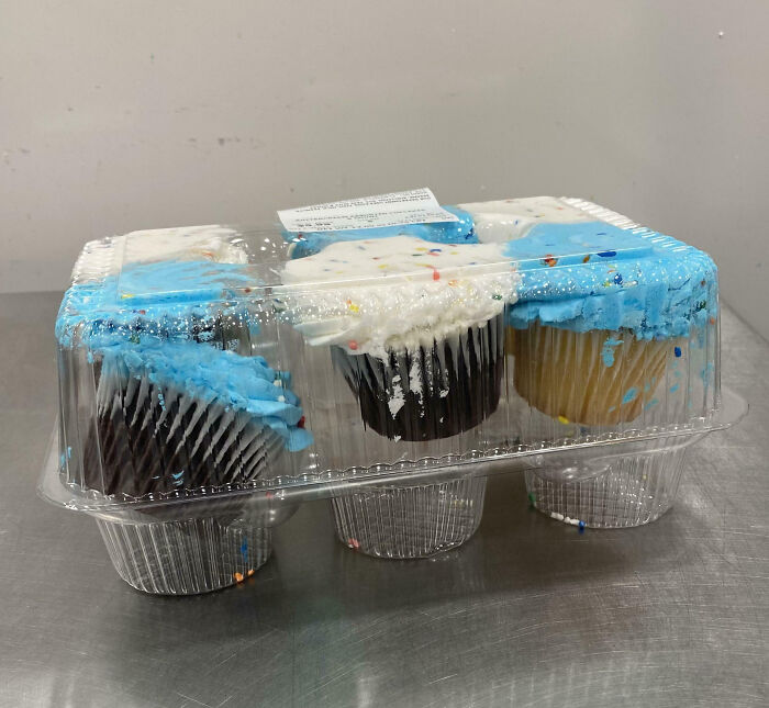 Paquete de cupcakes con glaseado azul y blanco en empaque plástico, relacionado con empleados y clientes frustrantes.