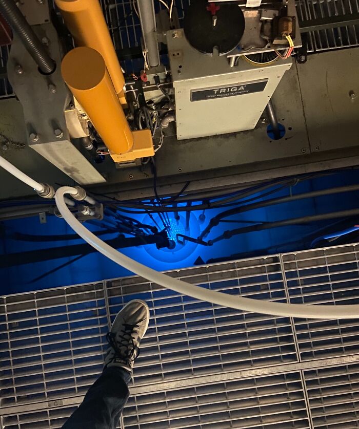 Vista inusual de un reactor TRIGA en funcionamiento en imagen de lugares conocidos.