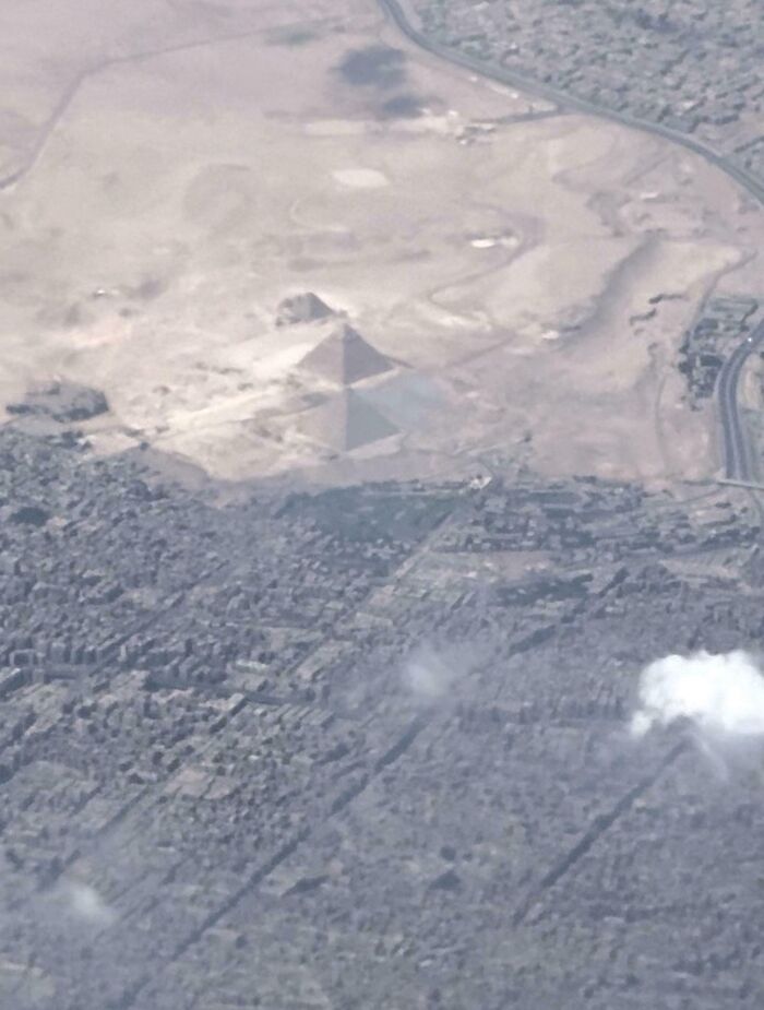 Vista aérea de las Pirámides de Egipto, mostrando una perspectiva distinta de este lugar conocido.