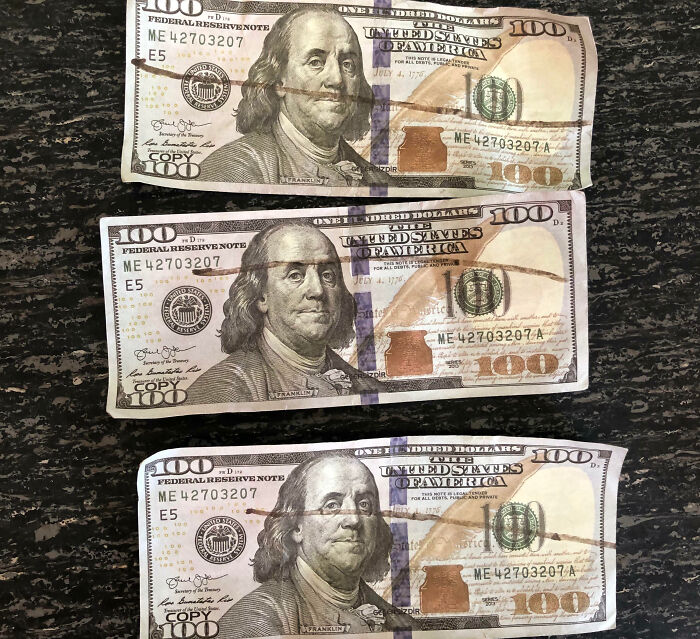 Billetes de 100 dólares falsos desgastados y doblados, ilustrando historias de clientes ignorantes y frustrantes según empleados.