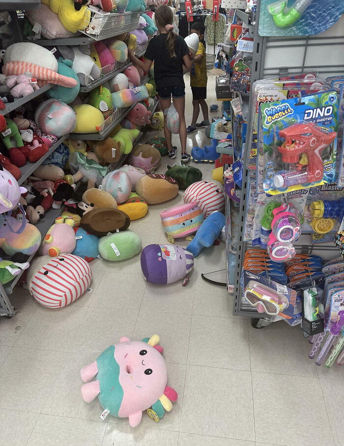 Niños en tienda con pasillo desordenado y peluches tirados, ilustrando clientes frustrantes en retail.