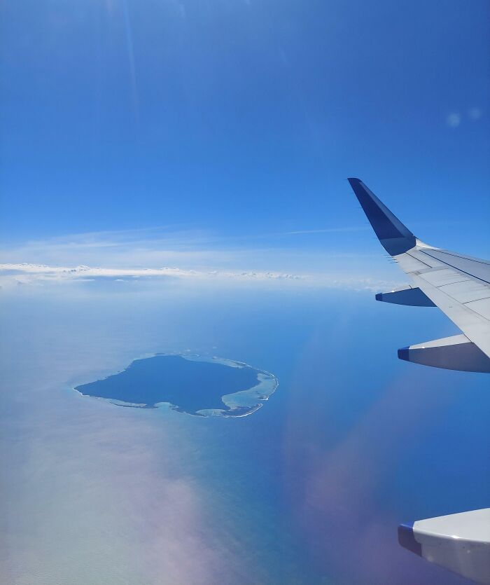Vista aérea de una isla desde un avión, mostrando perspectivas distintas de lugares conocidos.