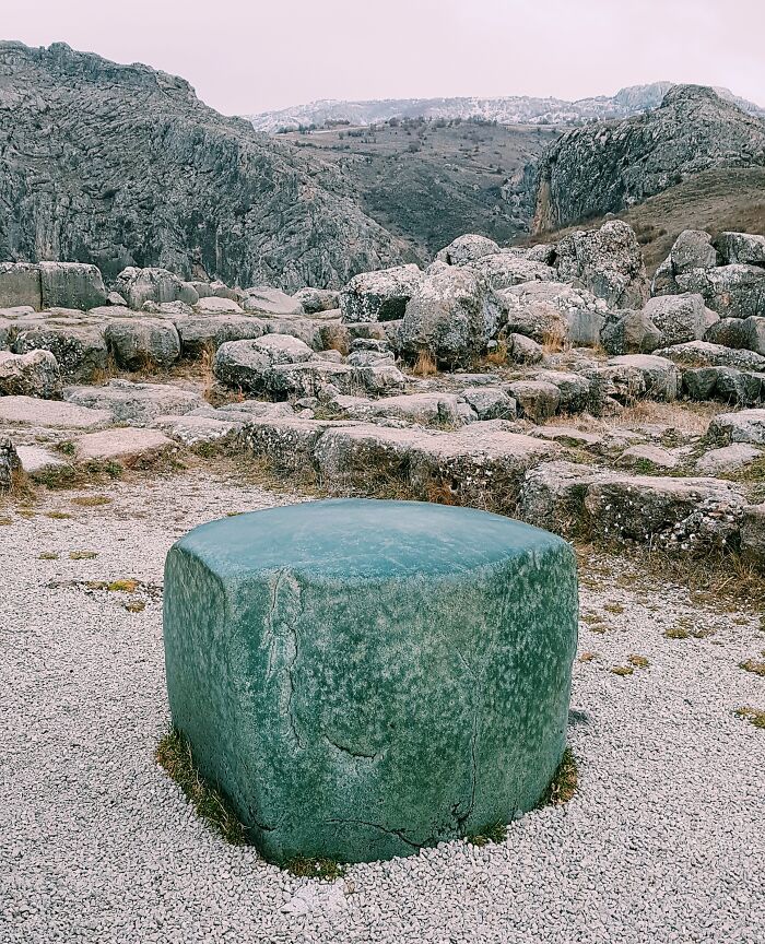 Piedra verde en un paisaje montañoso, perspectiva distinta de un lugar conocido.