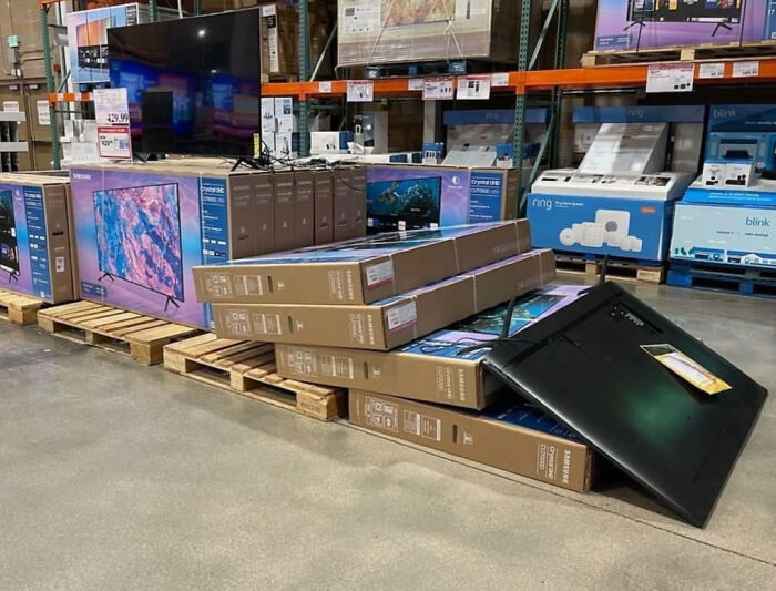Televisores en caja y una pantalla sobre el piso dentro de una tienda, empleados narran experiencias con clientes frustrantes.