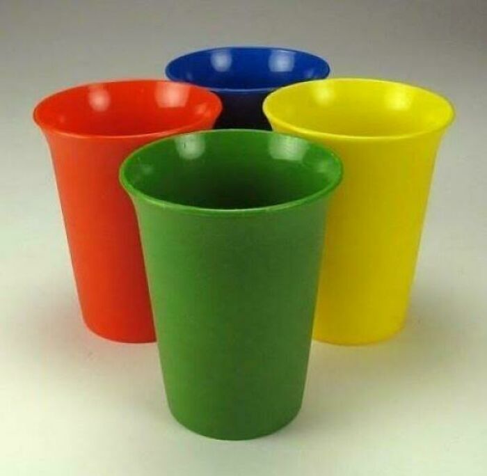 Vasos de plástico coloridos vintage, objetos del pasado que hacen sentir nostalgia y recuerdan la juventud.