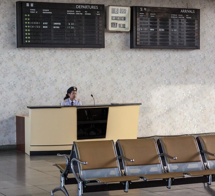 Una sala de espera vacía en un aeropuerto con perspectiva distinta.