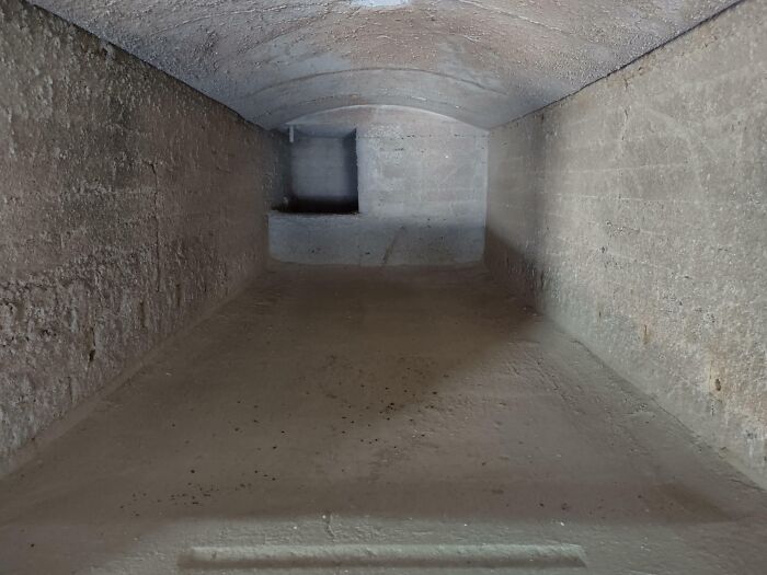 Vista inusual de un túnel de cemento vacío, resaltando una perspectiva diferente de un lugar conocido.