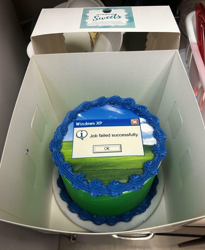 Pastel con mensaje de Windows XP, muestra humor pasivo-agresivo.