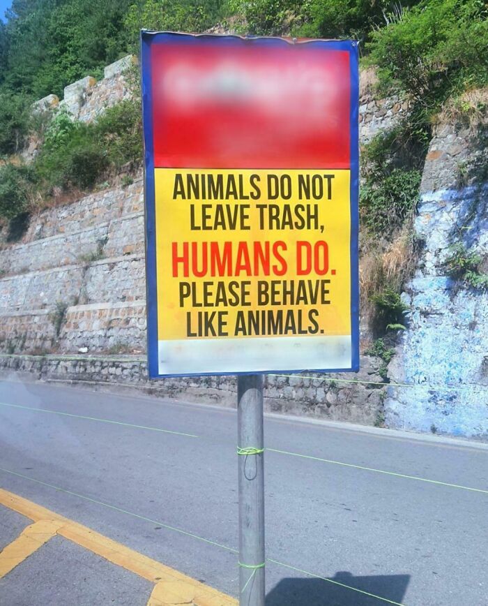 Señal pasivo-agresiva en camino, sugiriendo que los humanos deben comportarse como animales para no dejar basura.