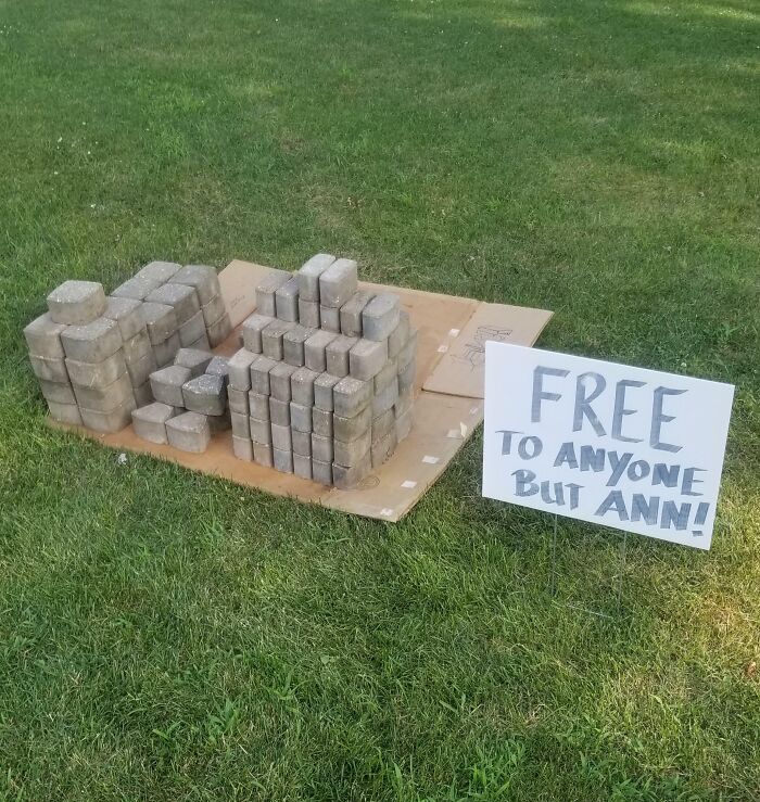 Bloques gratis con mensaje pasivo-agresivo humorístico dirigido a Ann en un jardín.