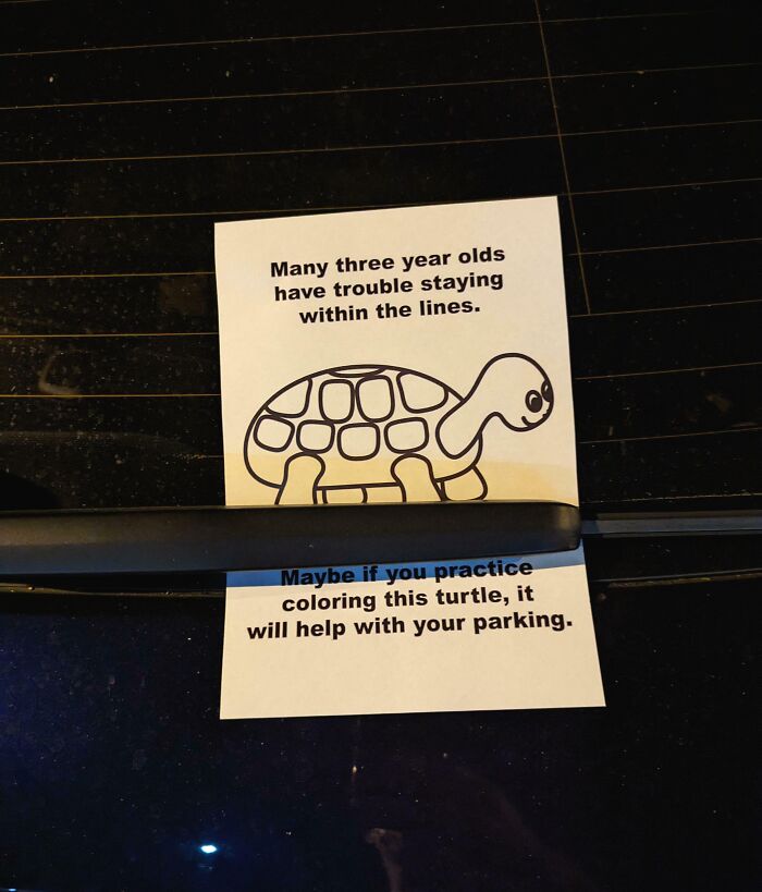Nota pasivo-agresiva con dibujo de tortuga en un coche sobre estacionamiento.