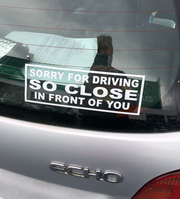 Adhesivo en coche con mensaje pasivo-agresivo: "Sorry for driving so close in front of you".