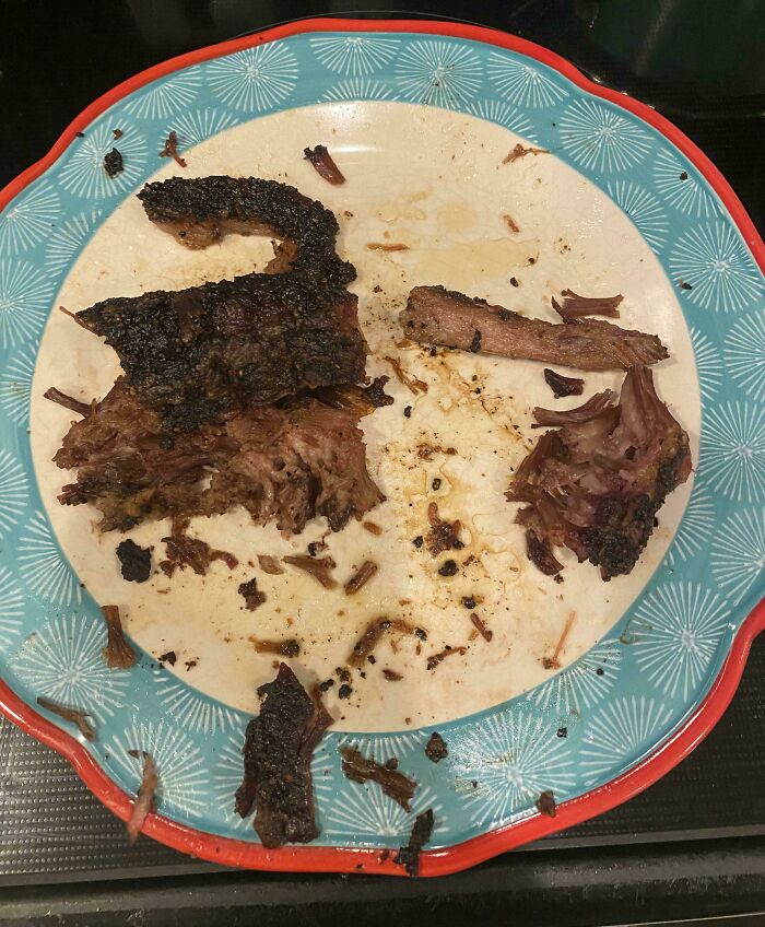 Plato con restos de comida quemada en una experiencia familiar política desagradable.