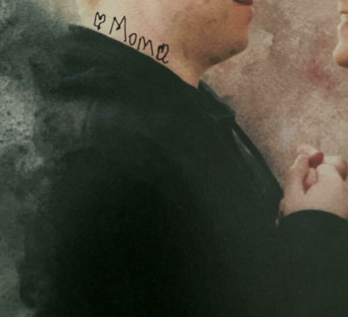 Hombre con tatuaje "Mamá" en el cuello, reflejando frustración con familia política.