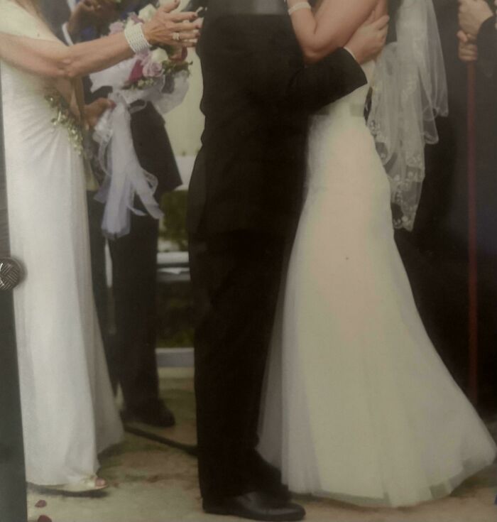 "Pareja de novios en una boda con familia política presente."