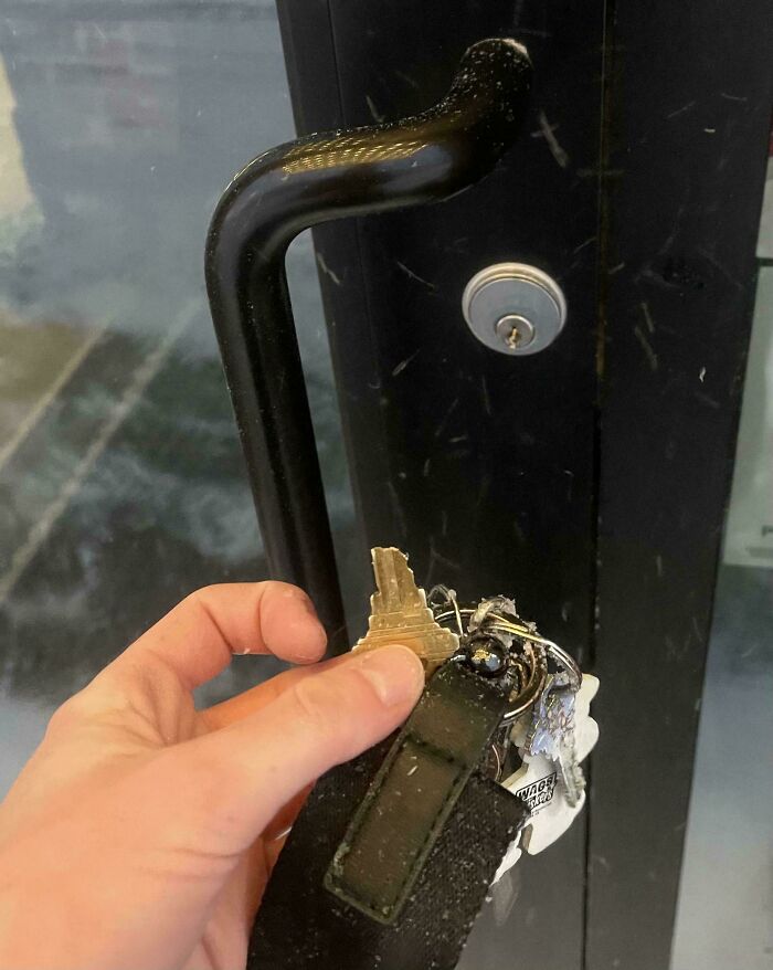 Llave rota dentro de una puerta, ilustrando un mal día en el trabajo.