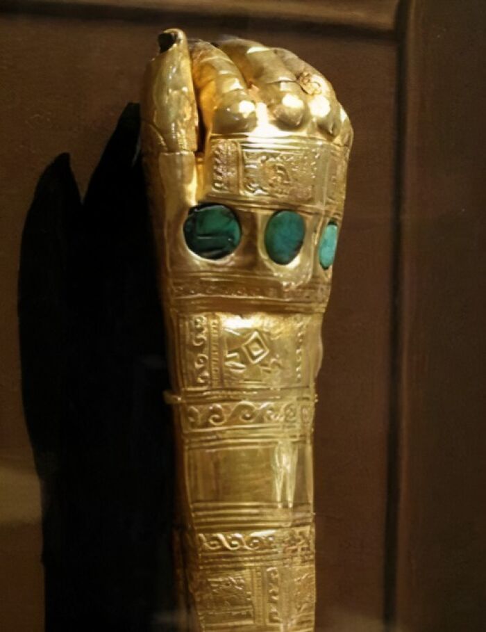 Guante antiguo de oro decorado, creación humana que sorprende por su complejidad y belleza histórica.