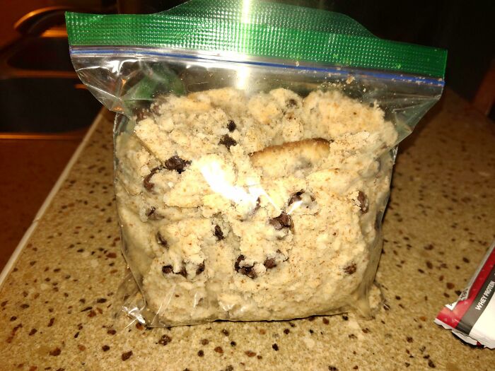 Bolsa con galletas rotas, hecha por una familia política insoportable.
