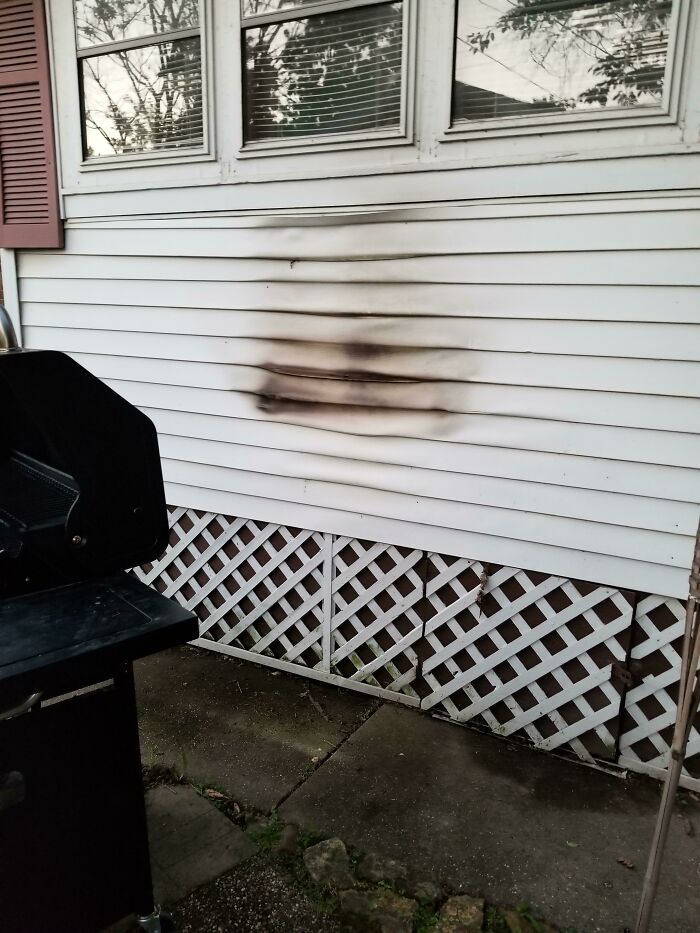 Buscador de problemas con la parrilla deja mancha negra en la pared exterior de la casa.