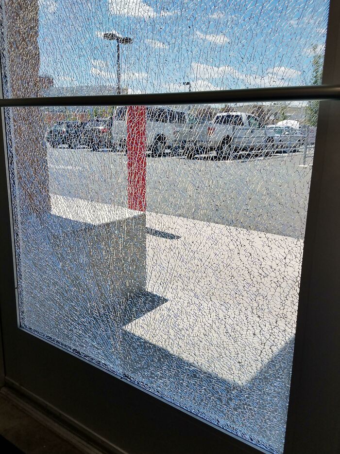 Vidrio fracturado de una puerta en un día laboral complicado.