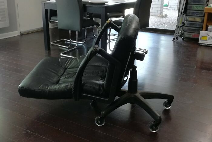 Silla de oficina rota en un día difícil de trabajo, simbolizando un mal día laboral.